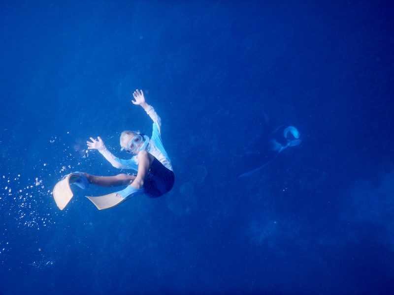 Matias edging closer to manta ray