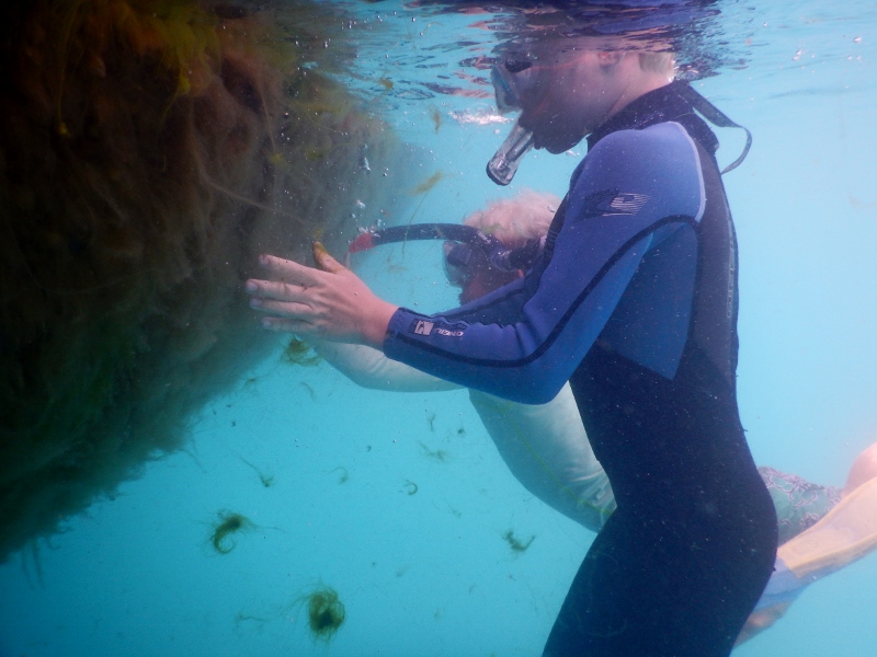 Matias and Lukie at work, cleaning the hull