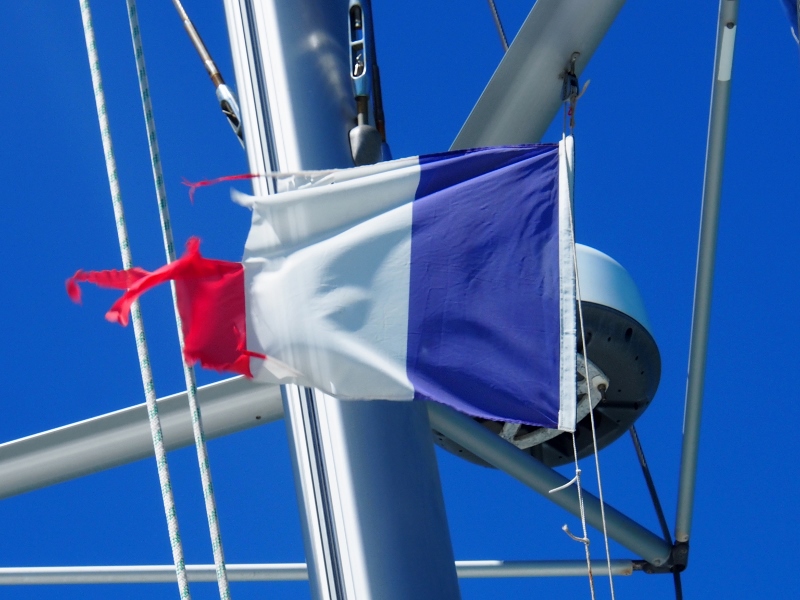 Time to leave - our tricoleur is turning into a deux coleur...