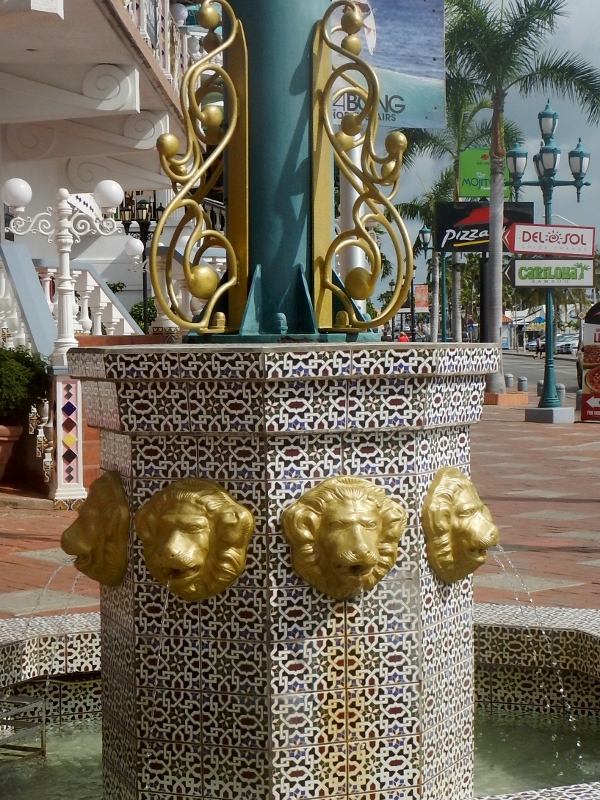 Gilded lions in Oranjenstad